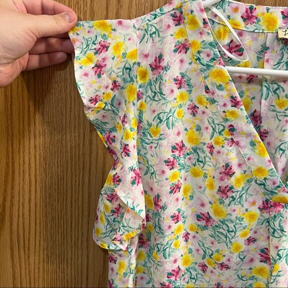 NEW Lily White Ruffle Cap Sleeve Floral V-Neck Top Size Small - Picture 7 of 8